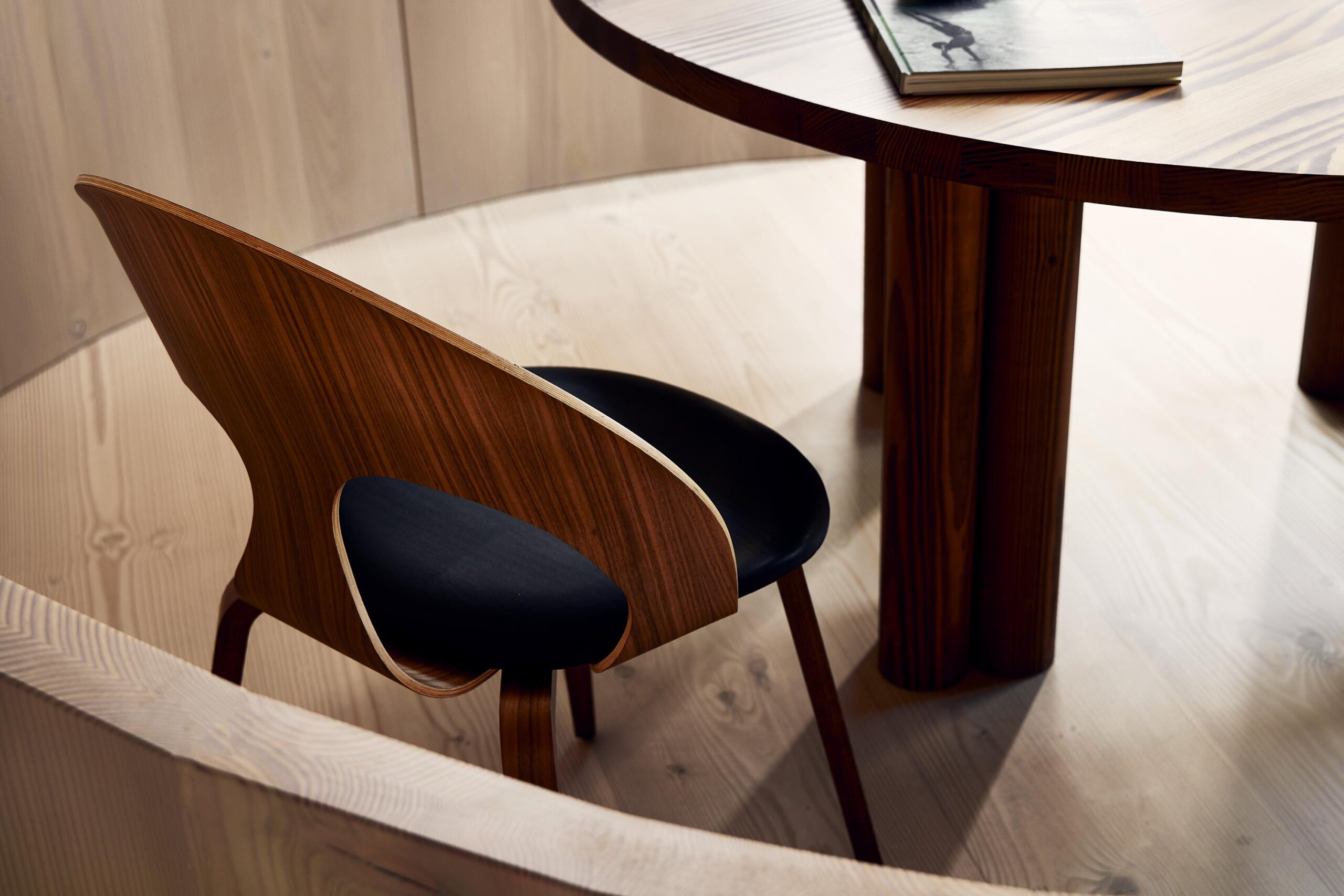 vermund-vl1100-meeting-room-chair-classic_walnut-frame-black-leather-seat-2-scaled