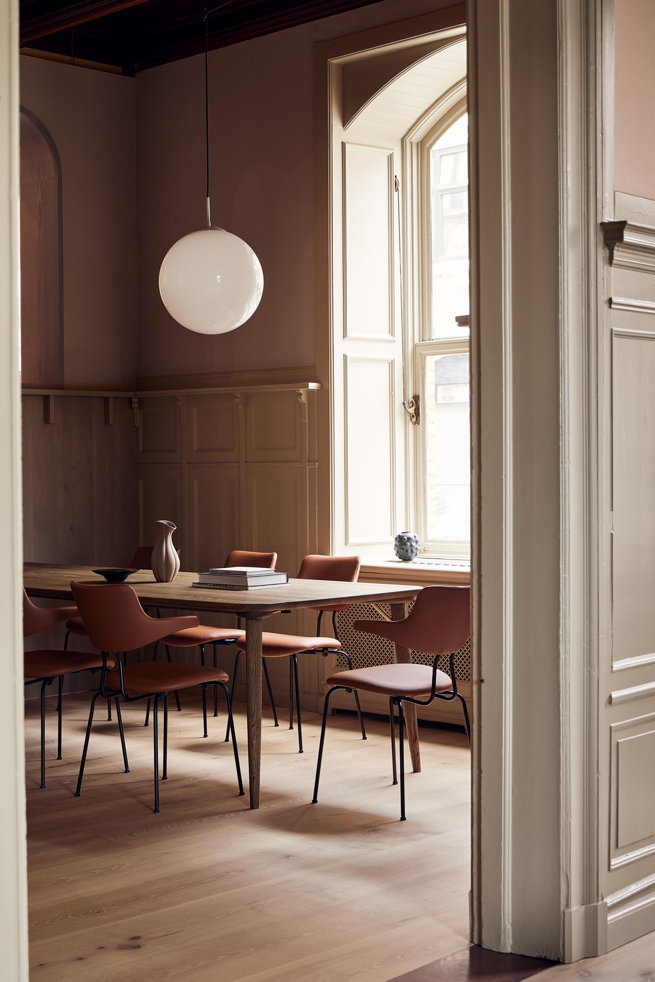 vermund vl118 conference room chair classic black frame cognac leather 1