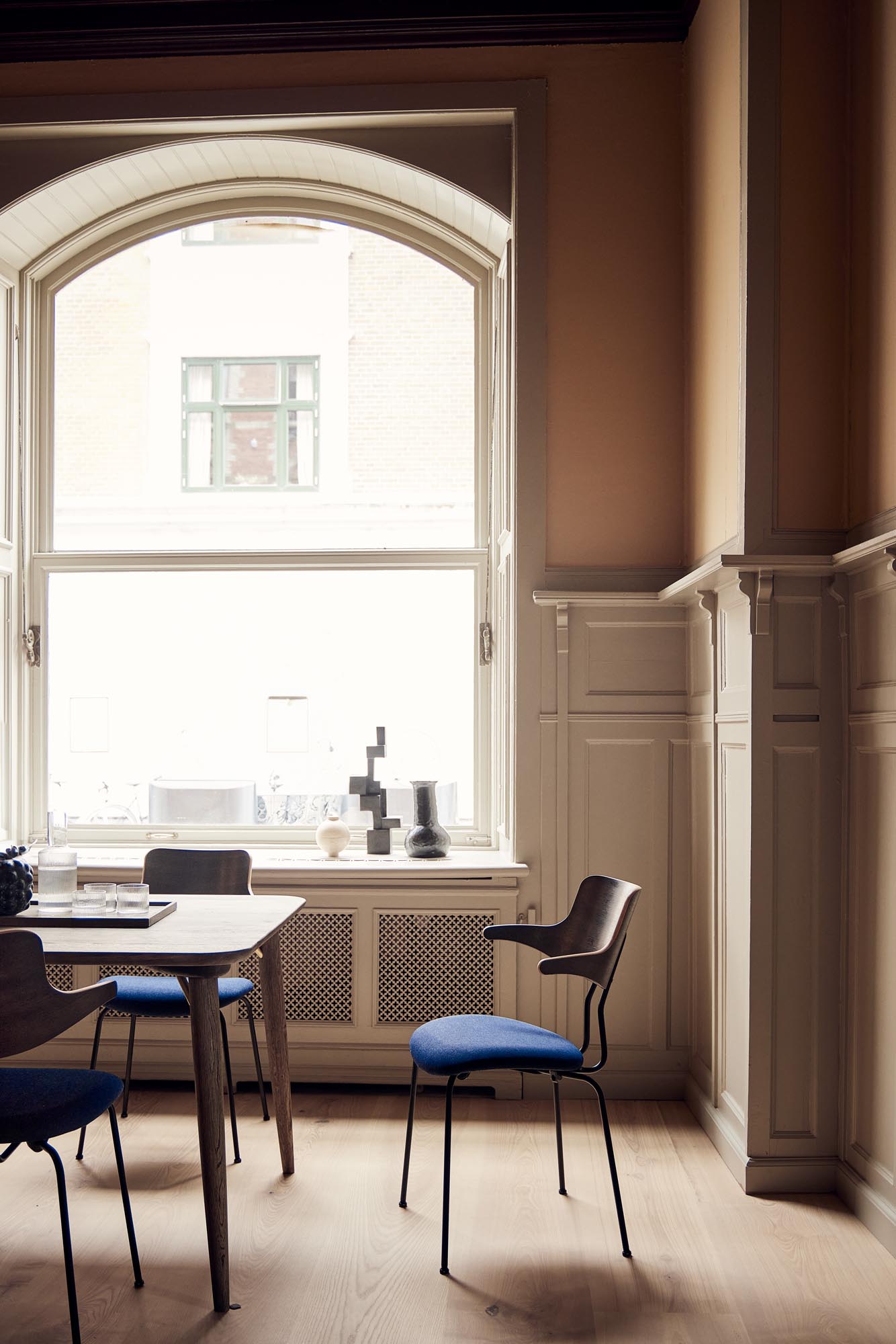 vermund-vl118-conference-room-chair-classic_black-frame-smoked-oak-back-blue-textile-1