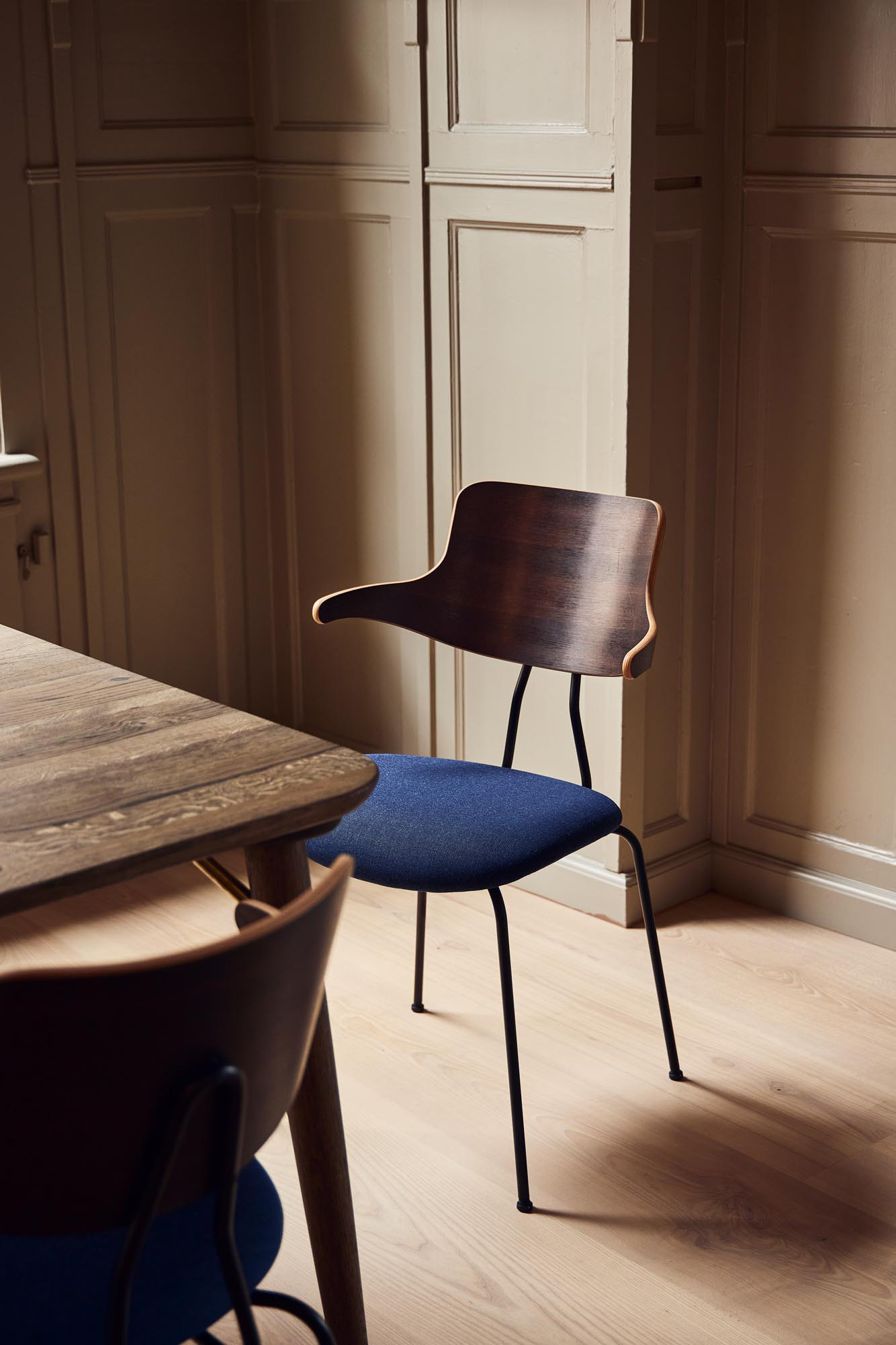 vermund vl118 conference room chair classic black frame smoked oak back blue textile 2