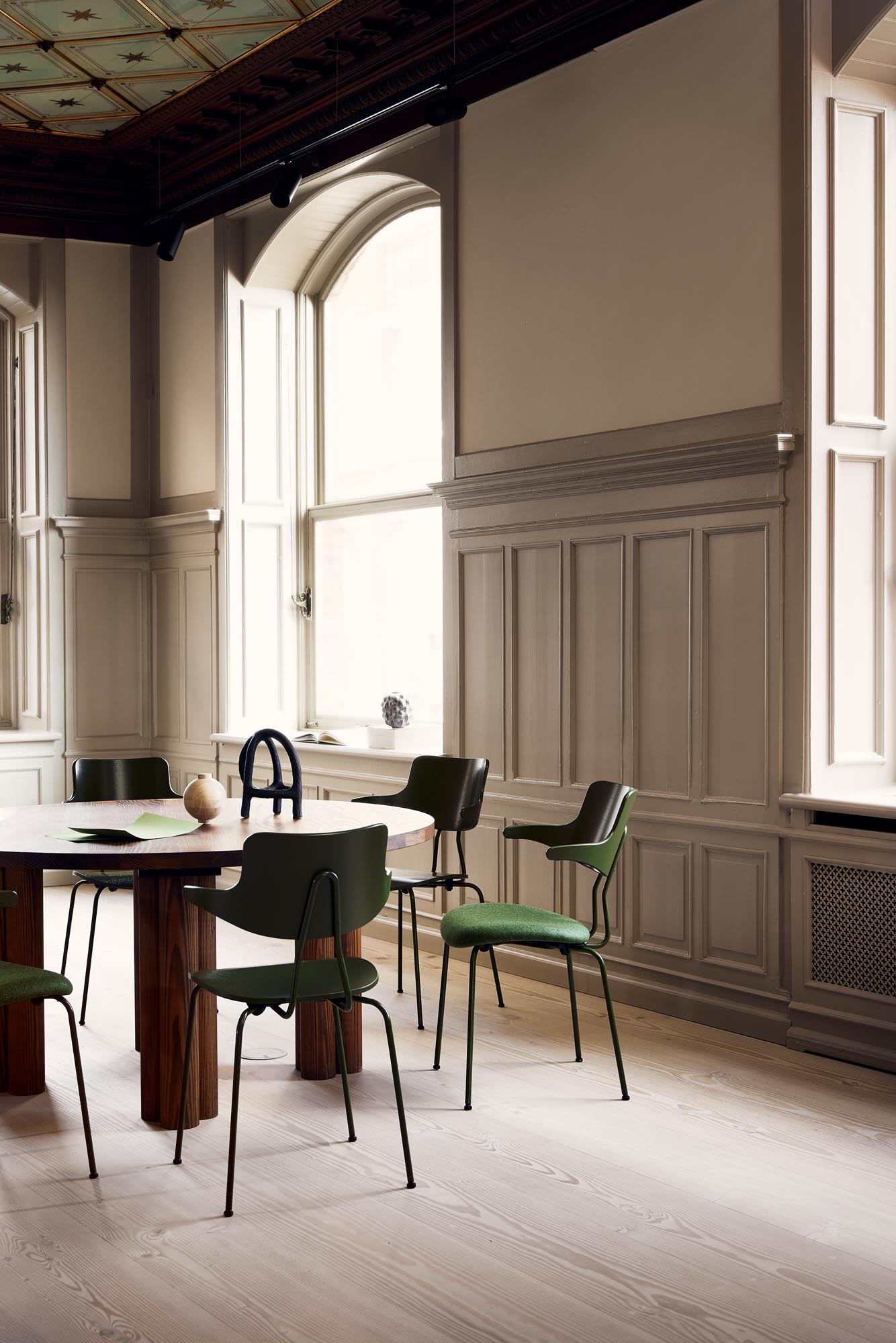 vermund vl118 meeting room chair modern green frame green back green dotty textile 1 1