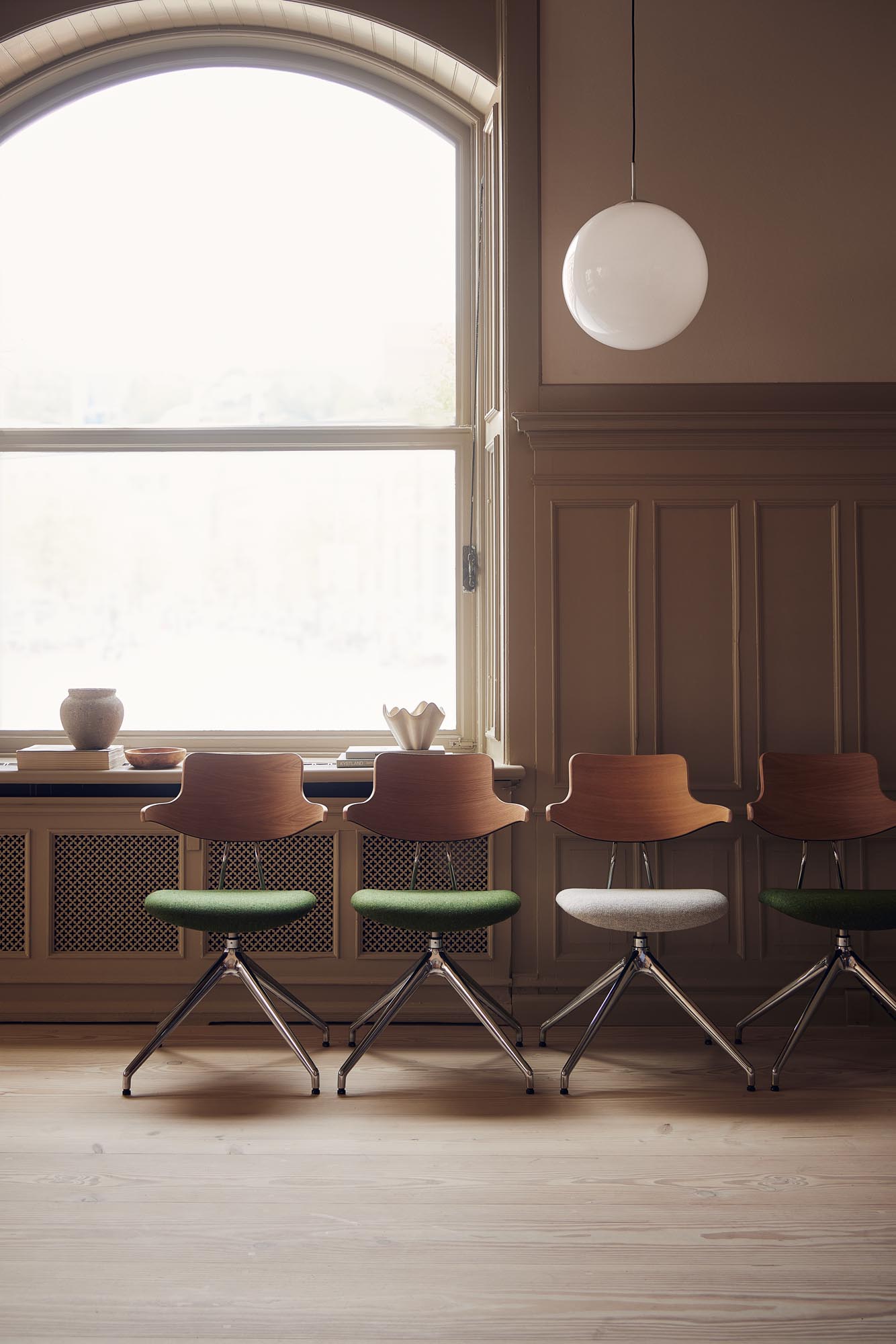 vermund-vl119-conference-chair-classic_chrome-frame-white-oiled-oak-back-green-dotty-textile