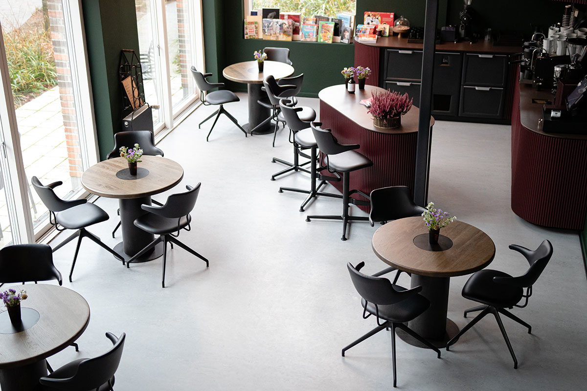 vermund stole i et restaurantmiljoe
