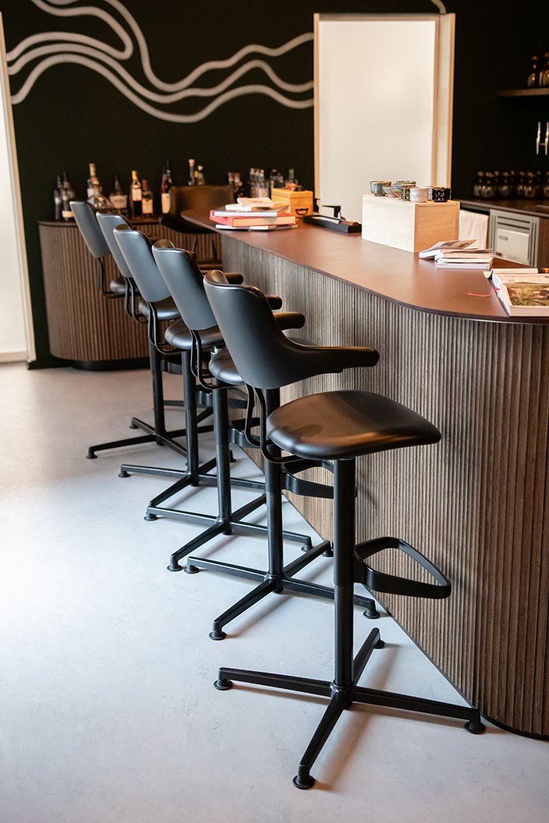 vermund bachognurup vl120 barstool black frame black leather 1 1