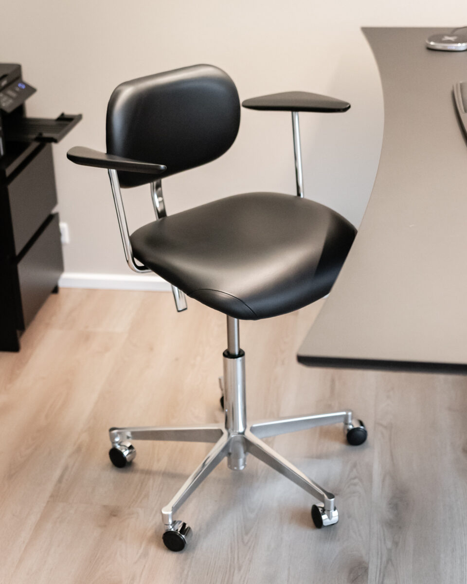 vermund pluspart vl66 chrome frame black leather office chair 1 mirrored rotated