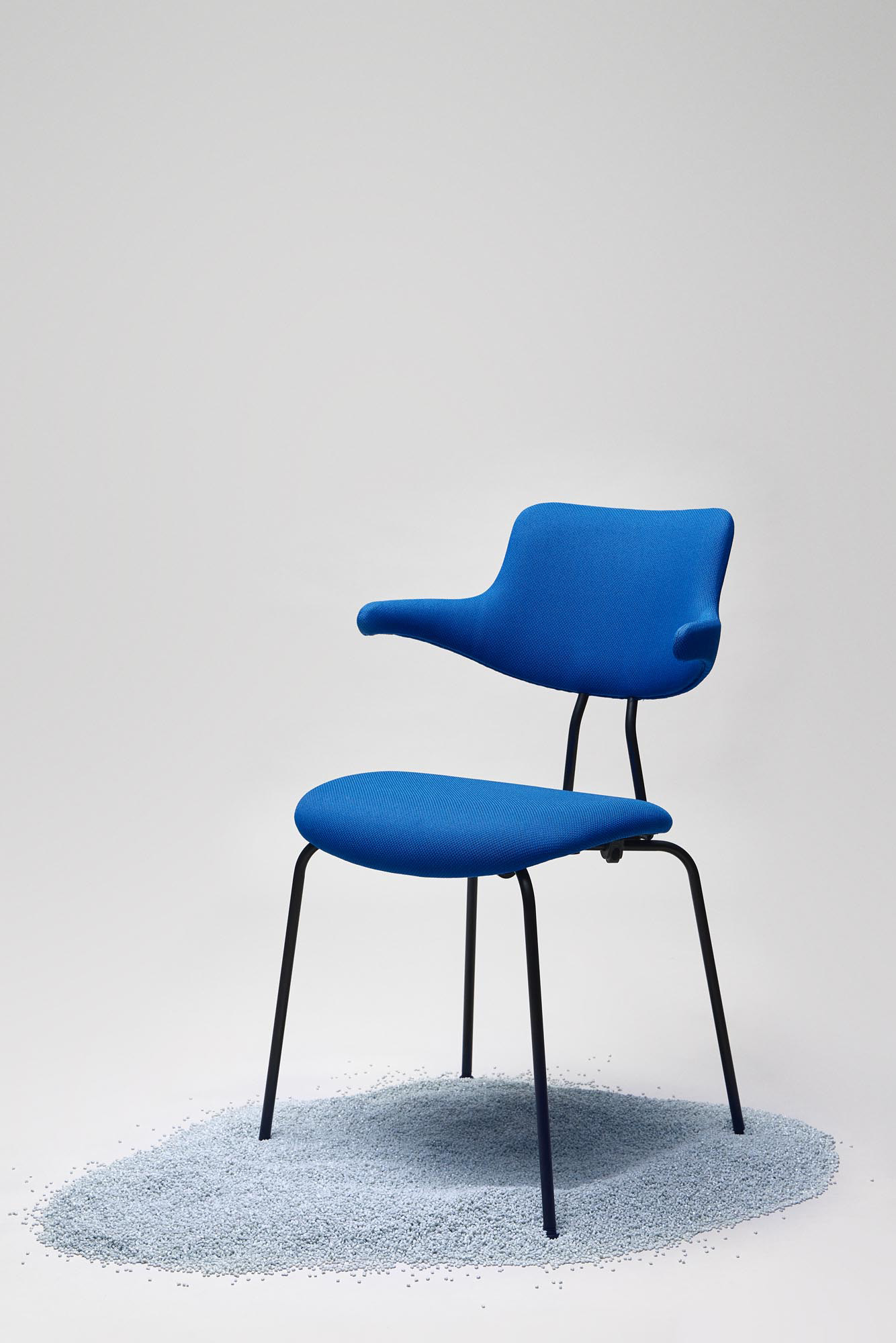 vermund-vl118-meeting-room-chair-vision_black-frame-blue-kvadrat-sport-textile-2-1