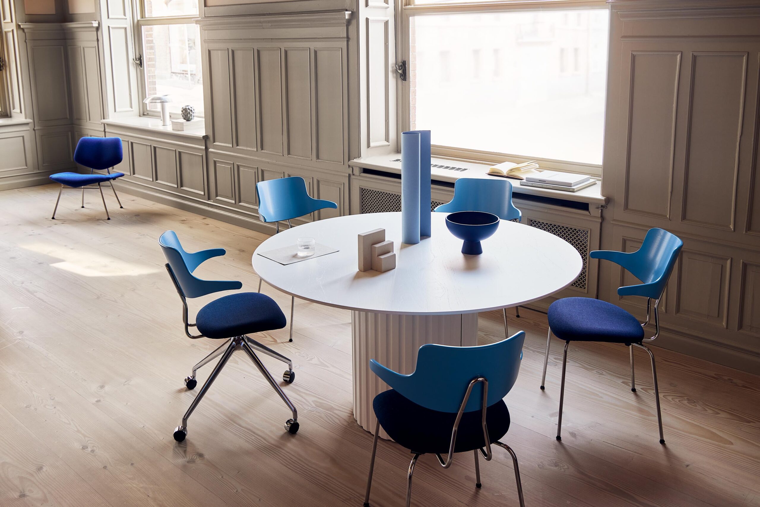 En stol med hjul til konferencerum kan forbedre dit arbejdsmiljø