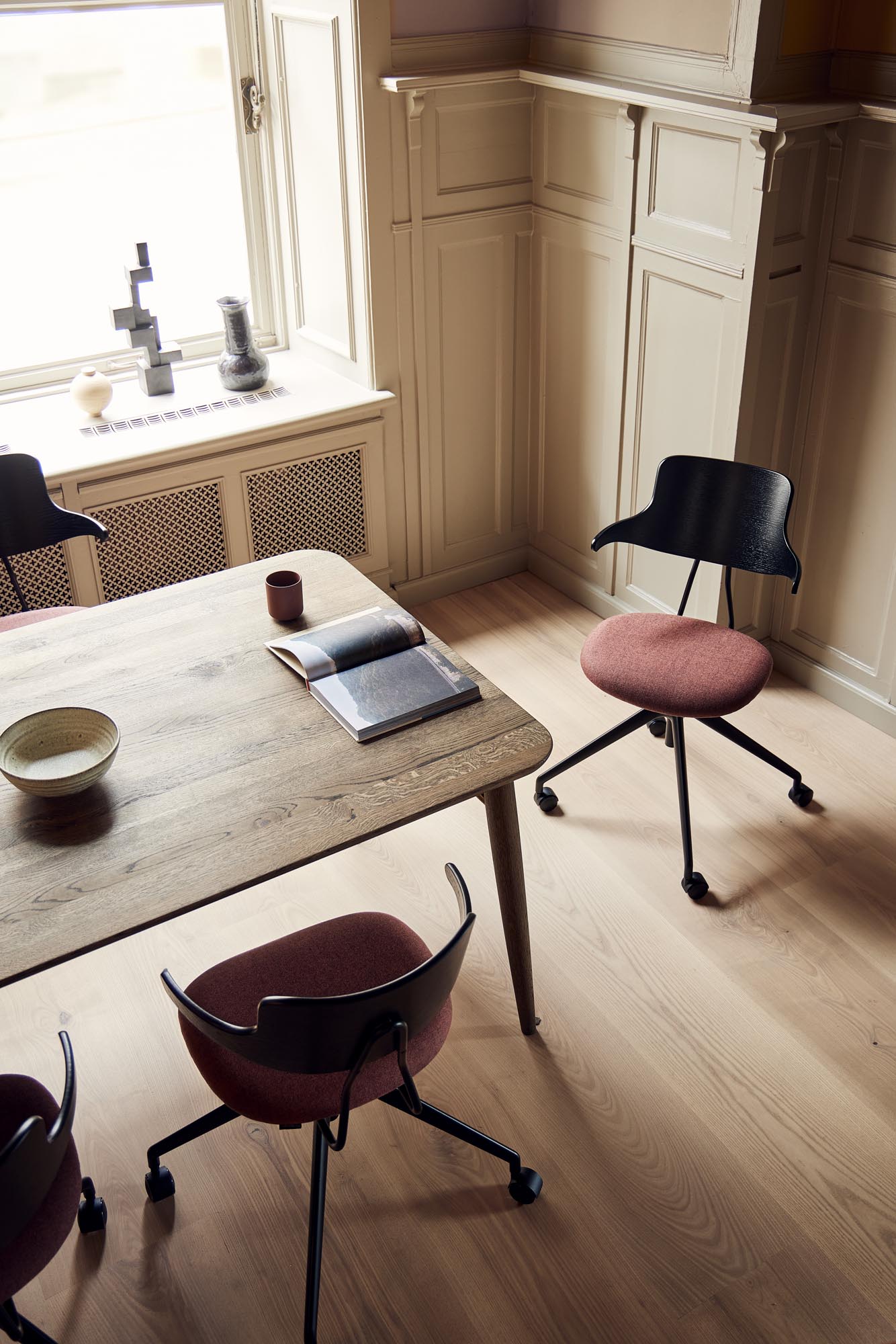 En ergonomisk stol med hjul til konferencerum med høj komfort