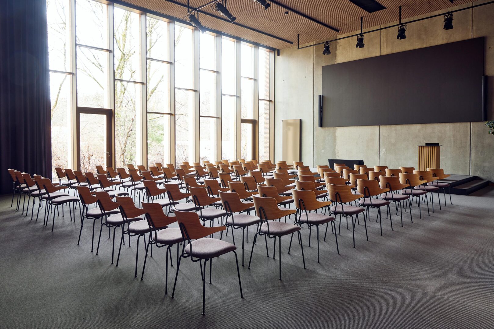 vermund-danishexportacademy-vl118-wood-back-upholstery-seat-conference-room-row-setup-1-1619x1080