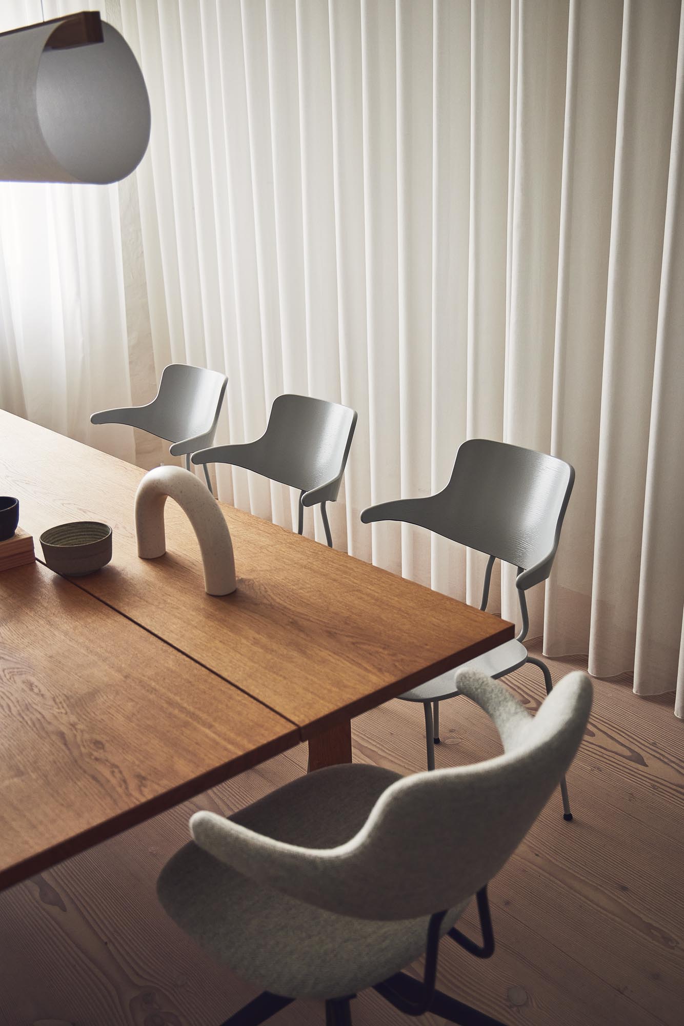 Sådan kan du indrette dit mødelokale eller kontorlokale med konferencestole med armlæn fra VERMUND