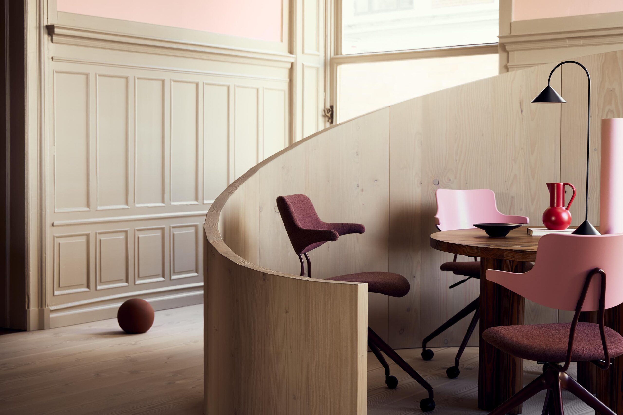 Konferencestole med armlæn kan være en god investering i din produktivitet