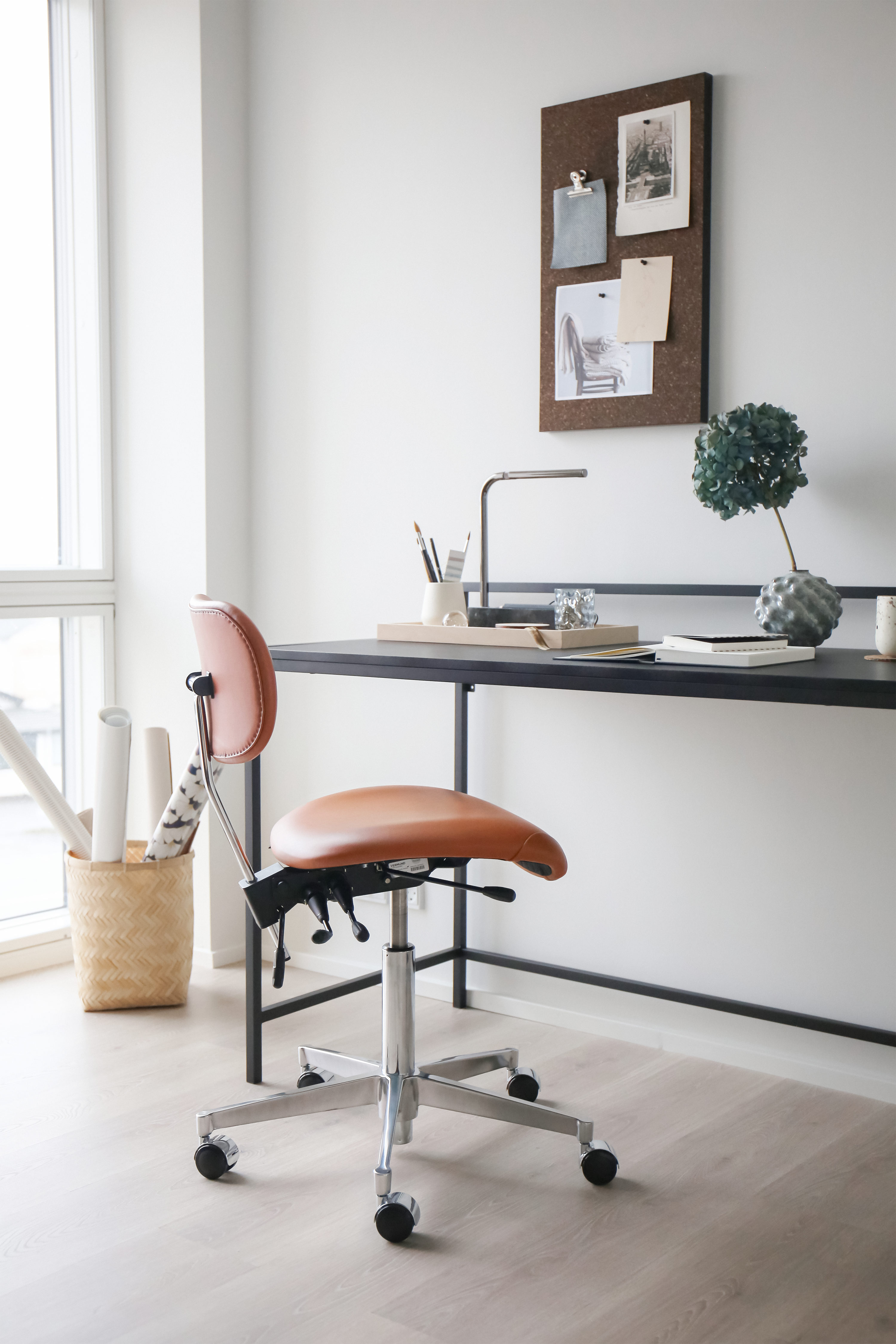 En elegant skrivebordsstol fra Vermund i et moderne kontormiljø med minimalistisk indretning.