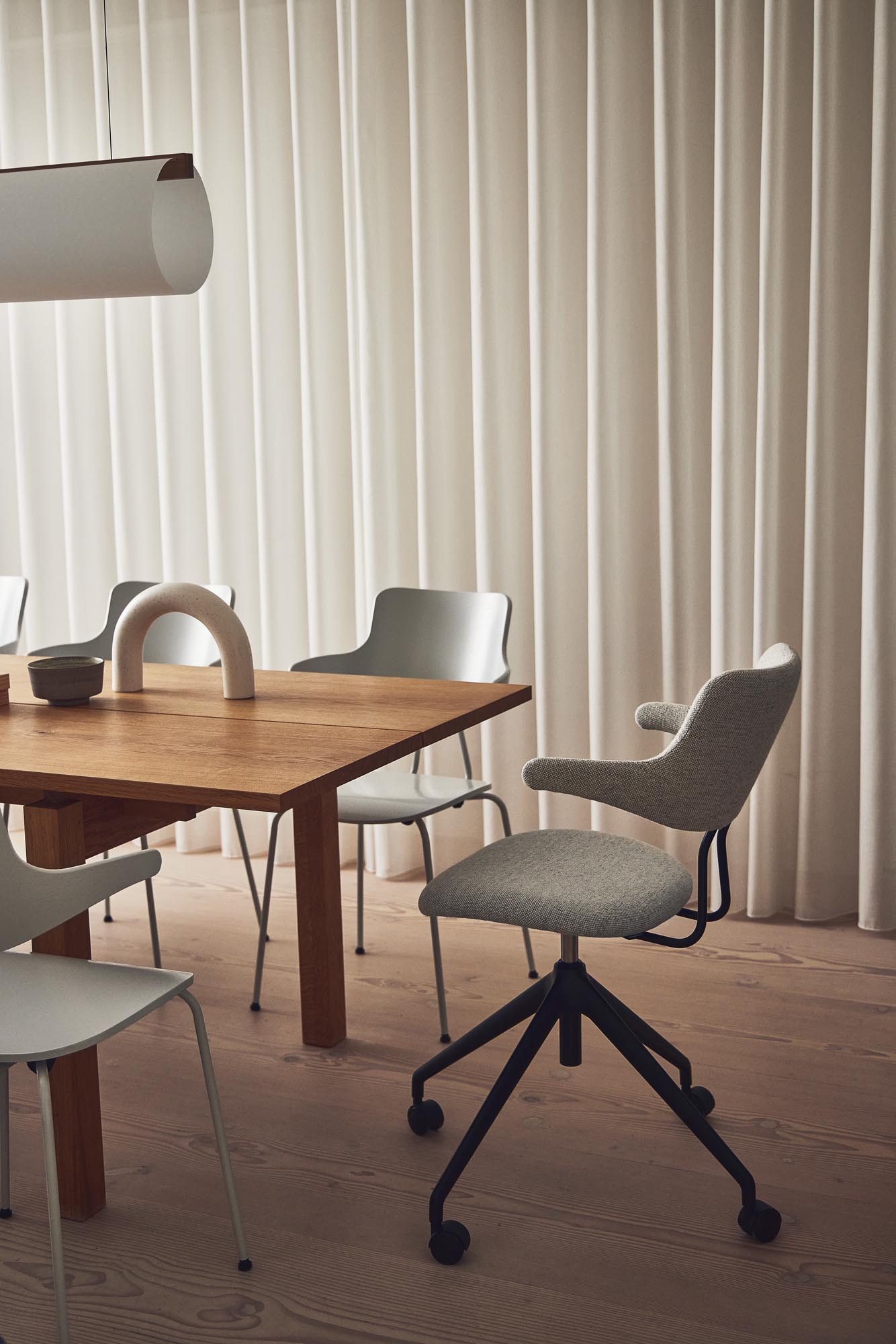 Ergonomisk stol til skrivebordet fra Vermund, der kombinerer komfort og design i et professionelt kontor.