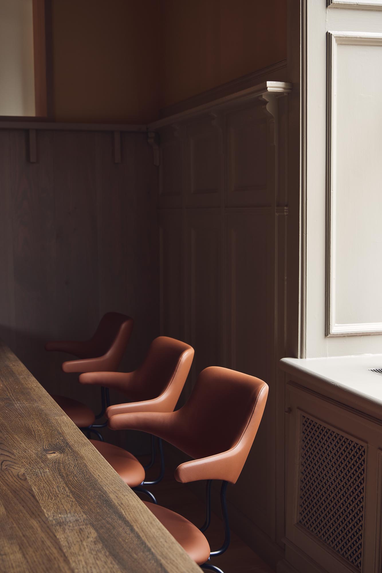 En ergonomisk skrivebordsstol fra Vermund designet til at sikre komfort og støtte under lange arbejdsdage.