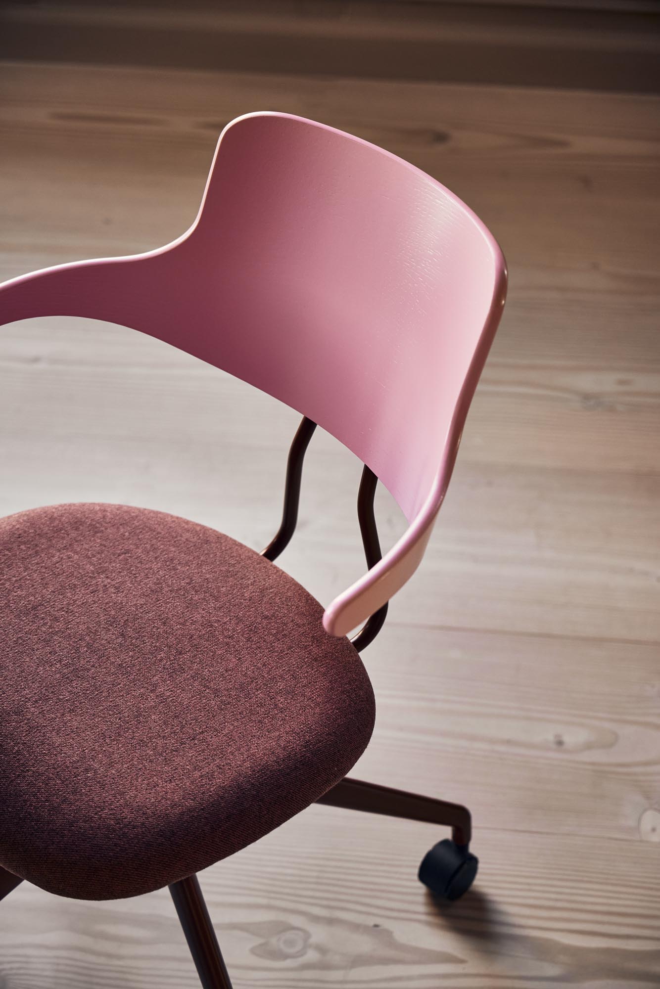 En stol til skrivebordet fra Vermund, der tilføjer elegance og komfort i et klassisk mødelokale.