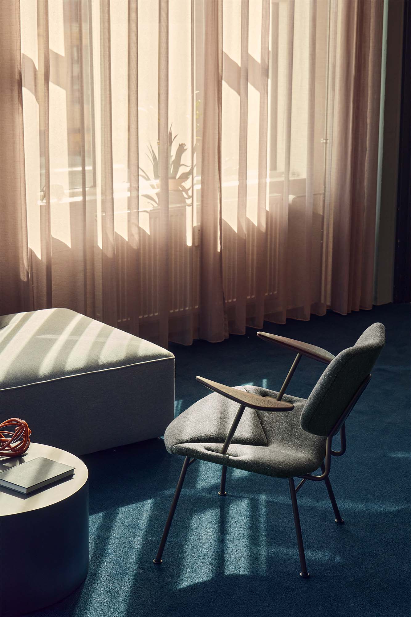 vermund vl135 lounge chair anniversary edition bronze powder frame dotty petroleum textile 3