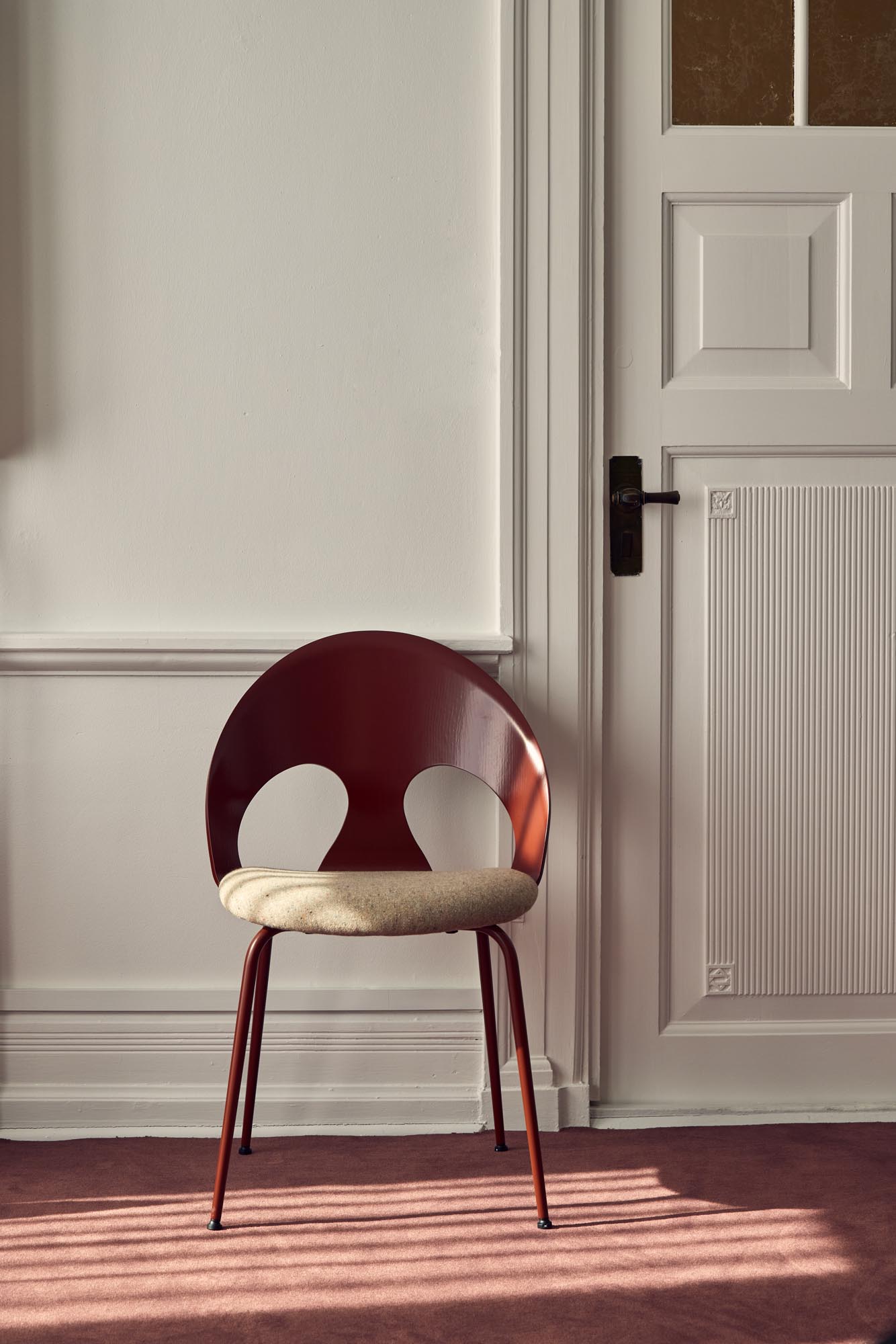 vermund-vl110-meeting-room-chair-modern-bordeaux-frame-dotty-sand-textile-3