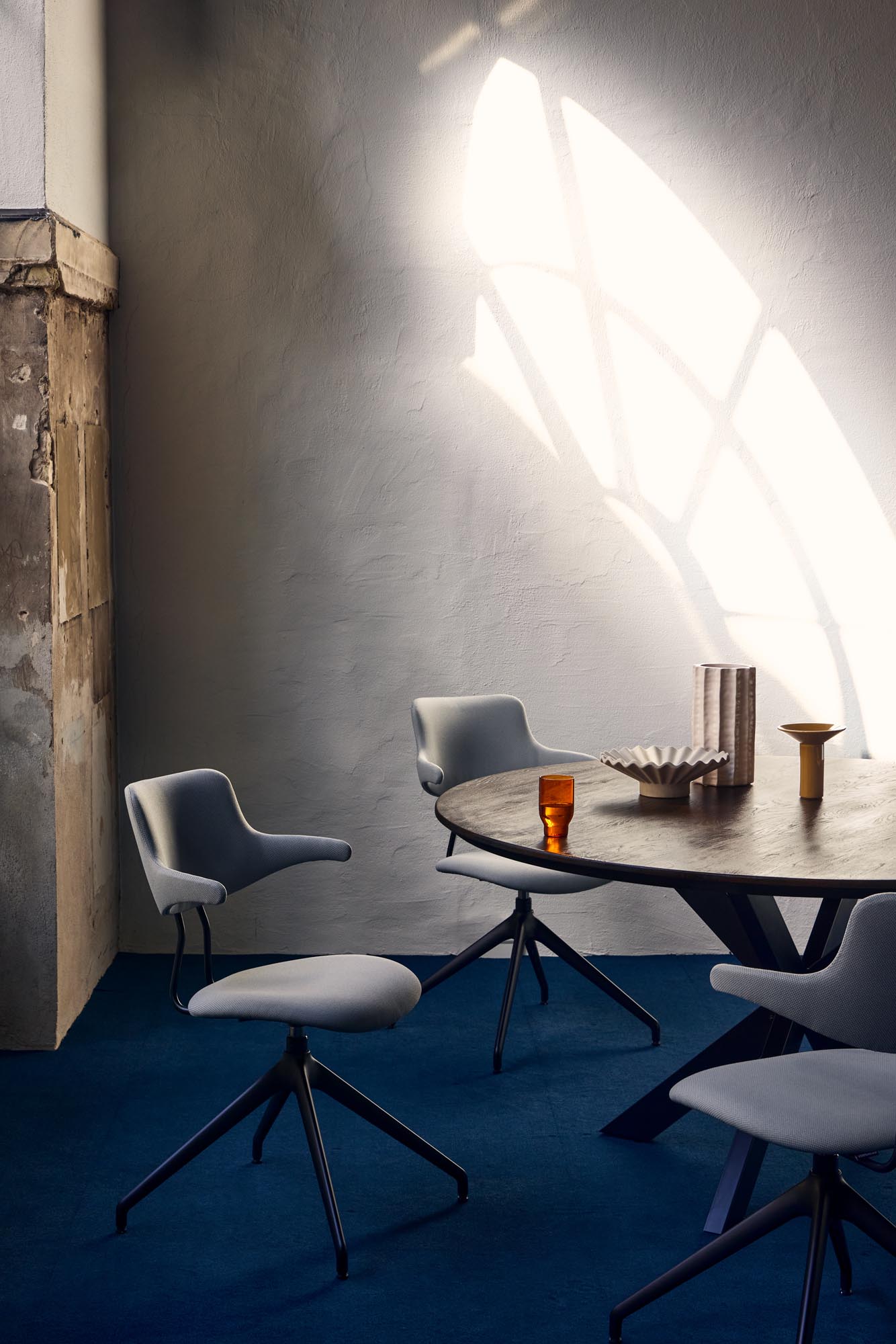 vermund-vl119-conference-room-chair-vision-black-frame-sport-grey-textile-1