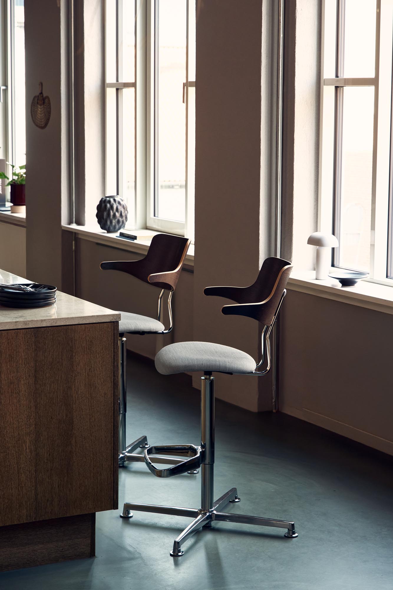 vermund vl120 bar stool classic chrome frame smoked oak back canvas grey textile 4