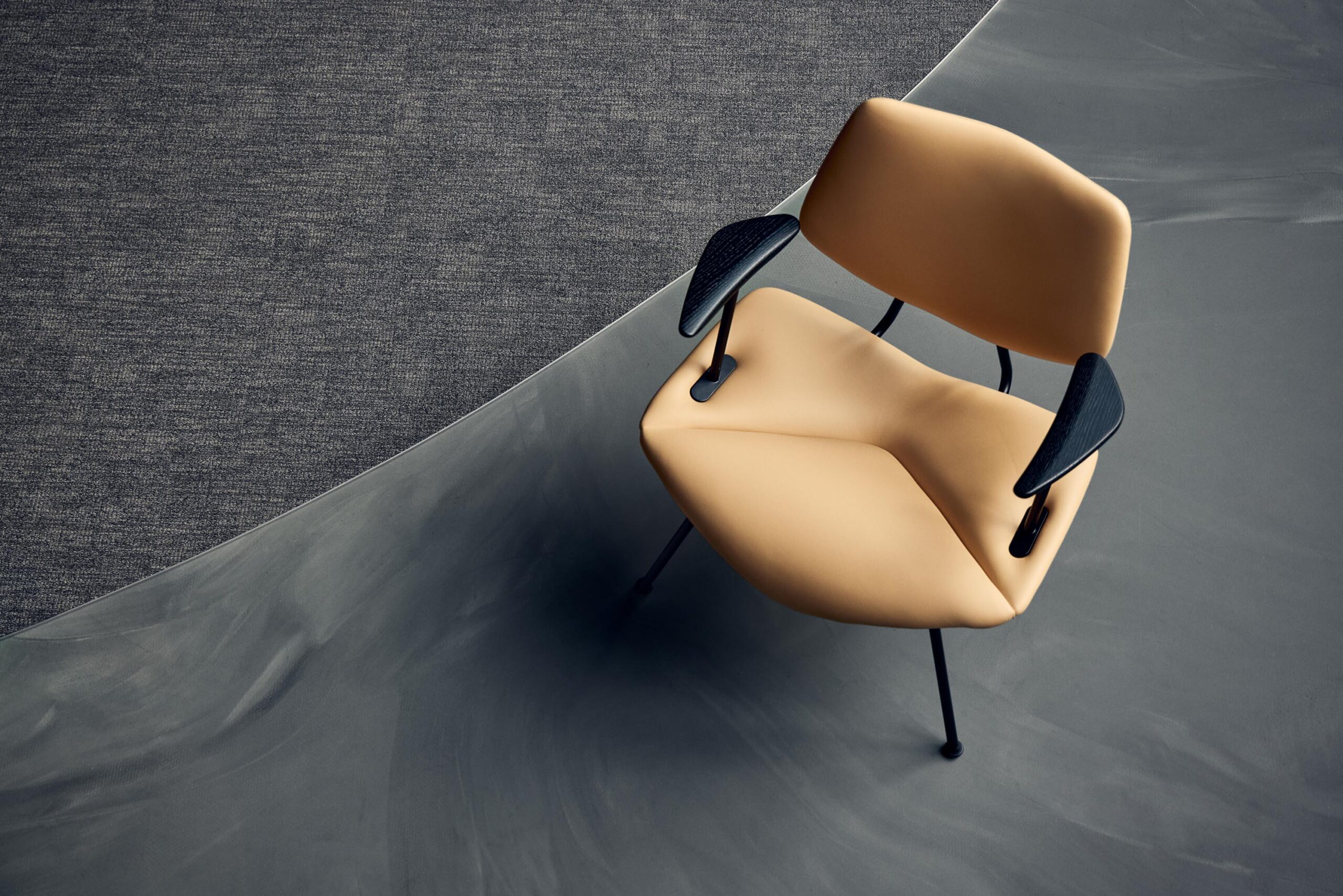 vermund vl135 lounge chair classic black frame nature leather 3 scaled