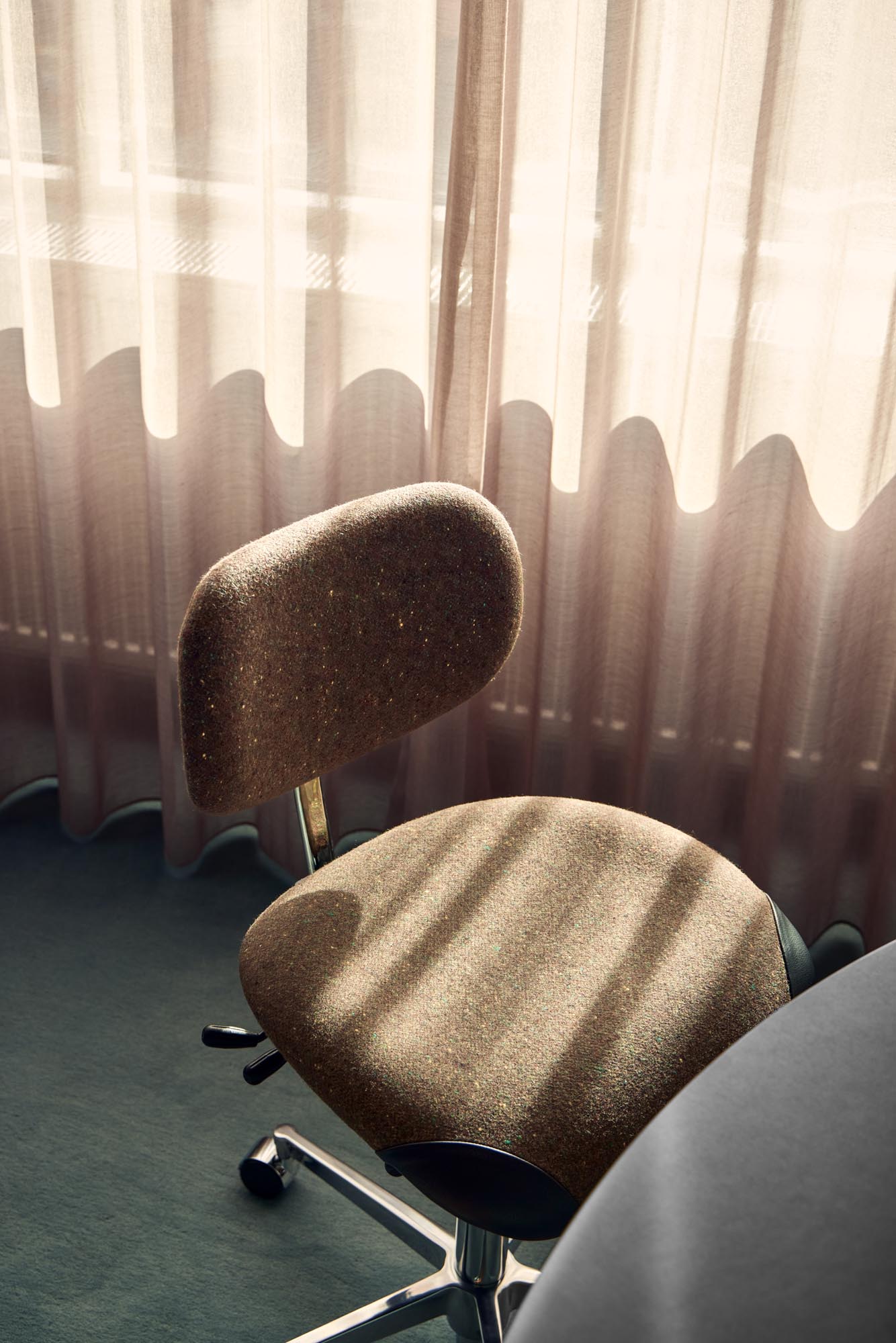 vermund vl66 office chair classic chrome frame dotty aubergine green textile 1
